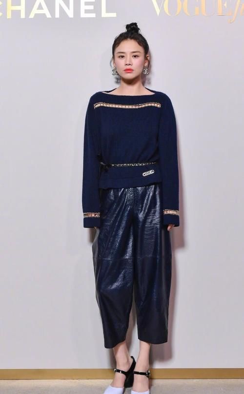 「没想到」减肥成功的马思纯,非要穿运动鞋配裙子,没想到秀出的腿比电棒细