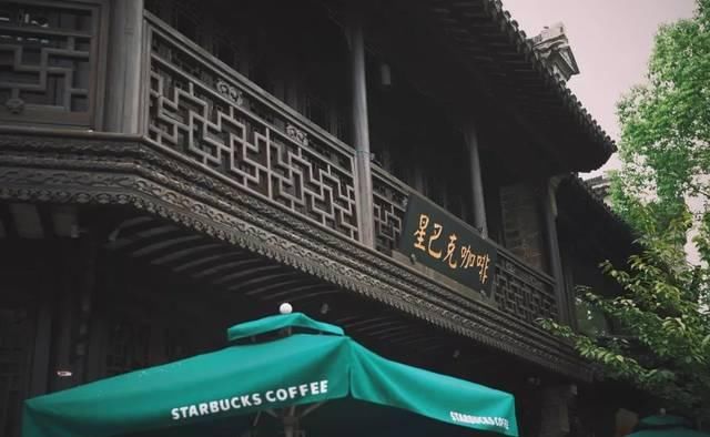 星巴克爆改百年老建筑,将闲置“废楼”改出王炸!网友:别卖咖啡