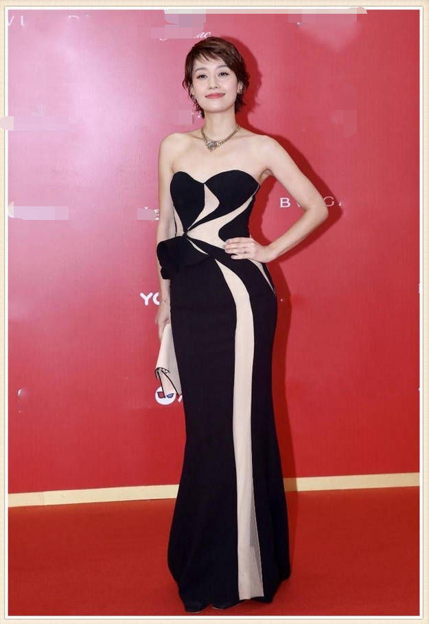 马伊琍越来越敢穿!42岁穿抹胸裙尽显S身姿，难怪文章要吃回头草