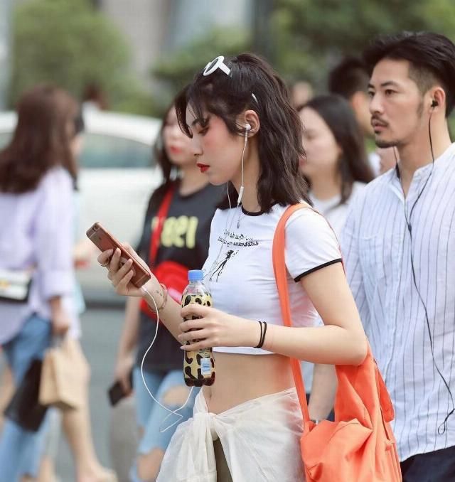  「气质」气质优雅的小姐姐，一件白色上衣搭配裤子，简单又好看
