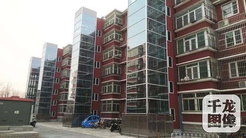 石景山老楼居民新年用上新电梯，下楼遛弯不再愁~