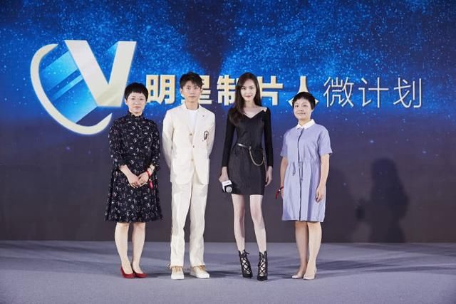 唐嫣用西装遮住裙子，胯部以下全是腿，网友：罗晋也能忍吗？