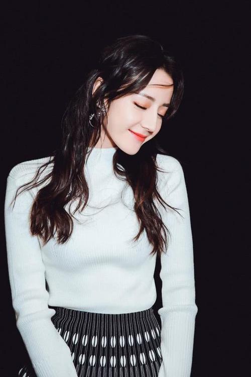 迪丽热巴终于扎起了无刘海高马尾!吊带裙超清纯,这个造型不错哦