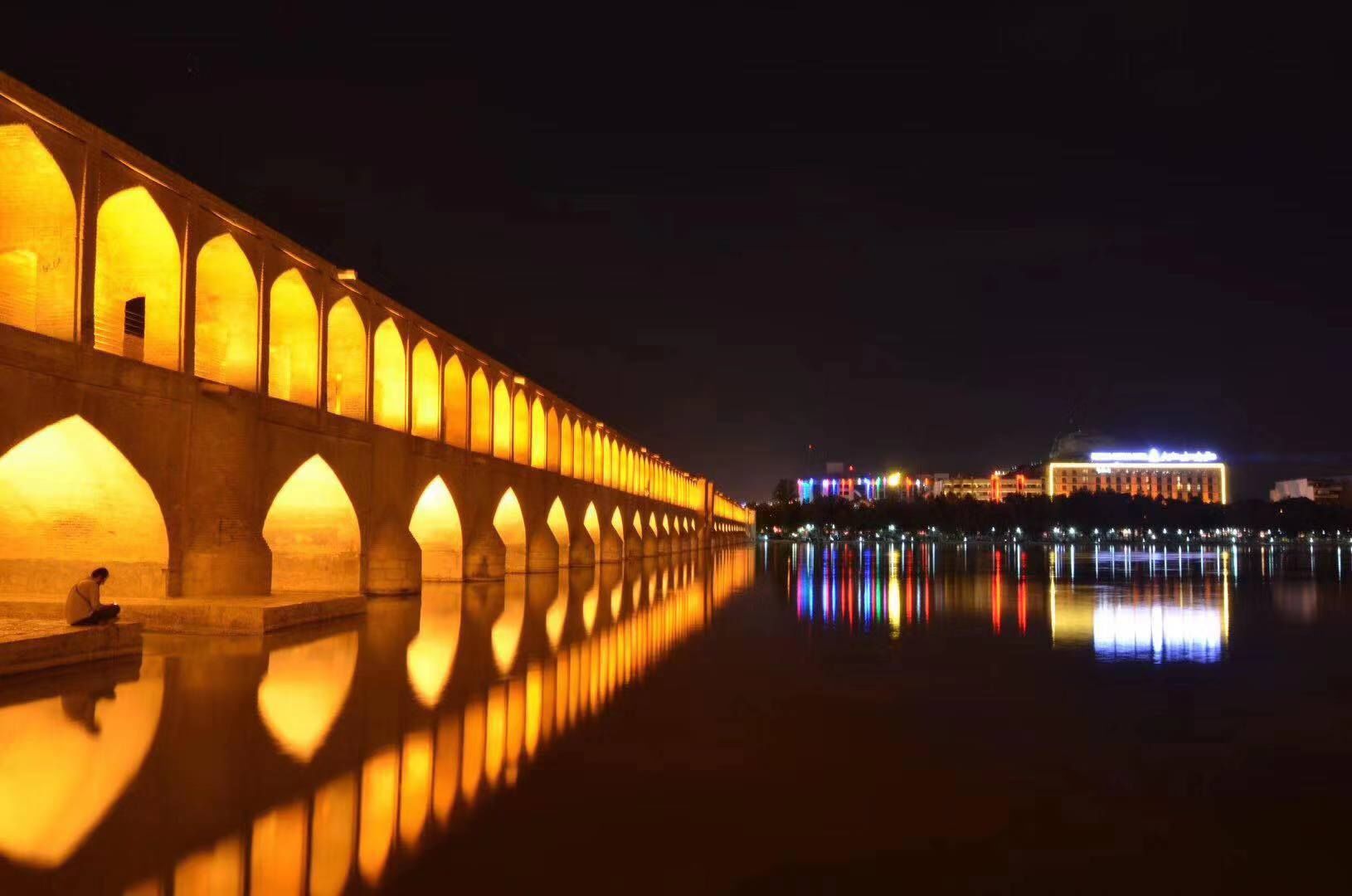 朱宁在中东 | 伊朗尝到免签甜头后多国跟进:中国护照不仅能带你