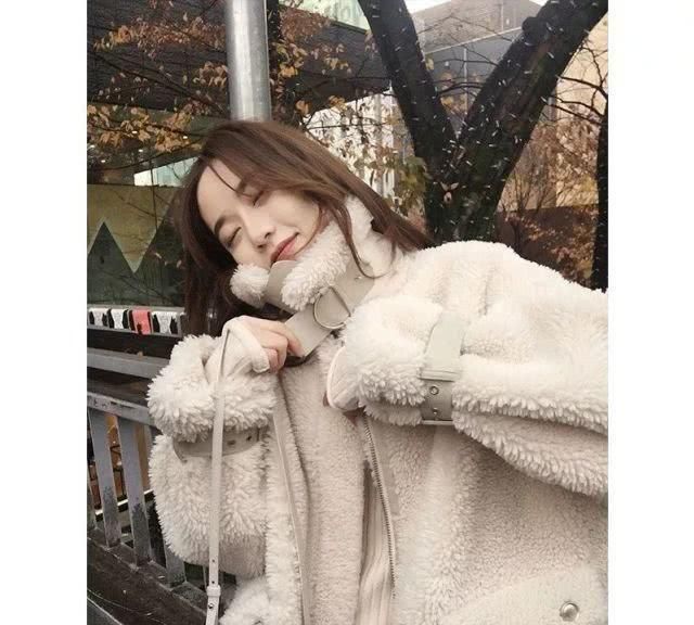  #中年#建议中年女人，过年羊羔毛外套 半身裙，搭短靴，吸睛优雅又减龄