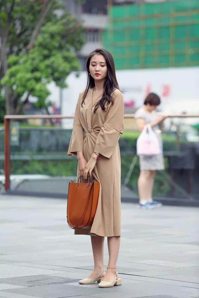 路人街拍: 穿着“睡衣”上街的小姐姐, 一举一动如同贵妇一般