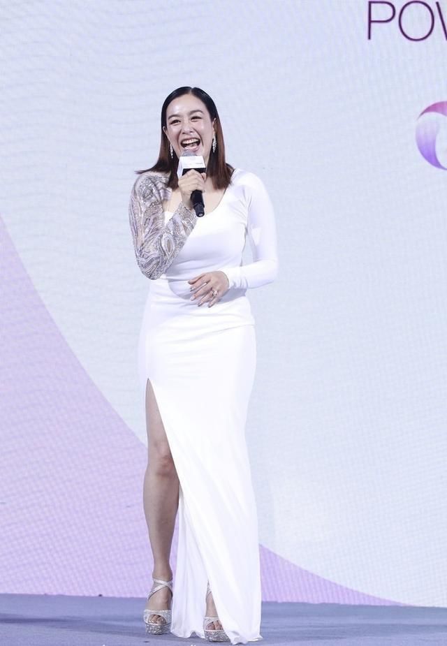 钟丽缇咋想的？穿这么紧的裙子就直接上台了，网友：赘肉都出来了