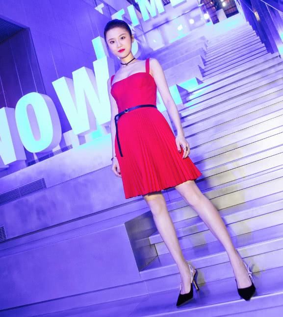 她出道就受张艺谋力捧，却因送礼送出祸，穿搭时尚美上天!