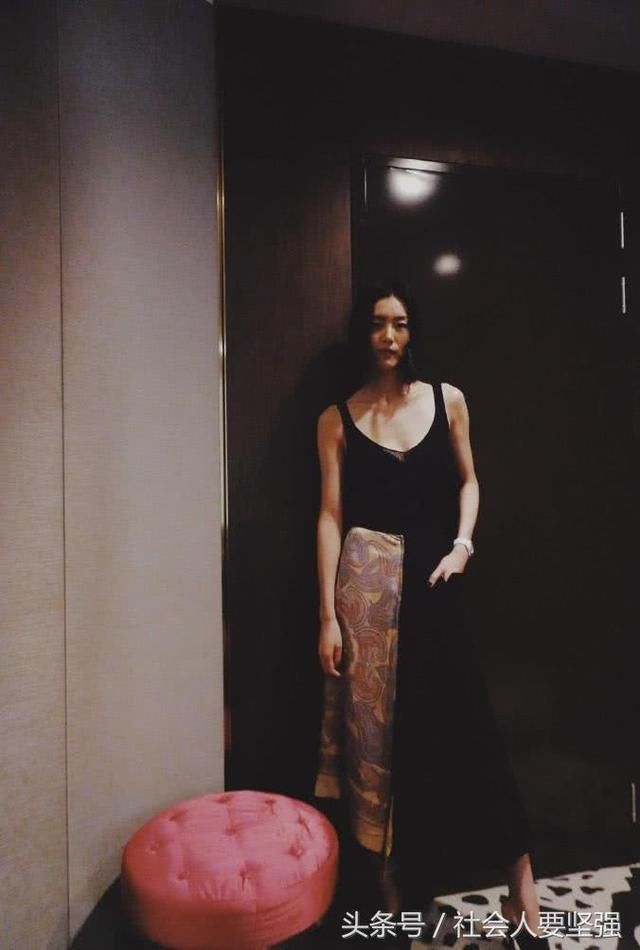 刘雯真的拼了!拼接吊带裙硬生生挤出乳沟,对镜自拍让人想入非非