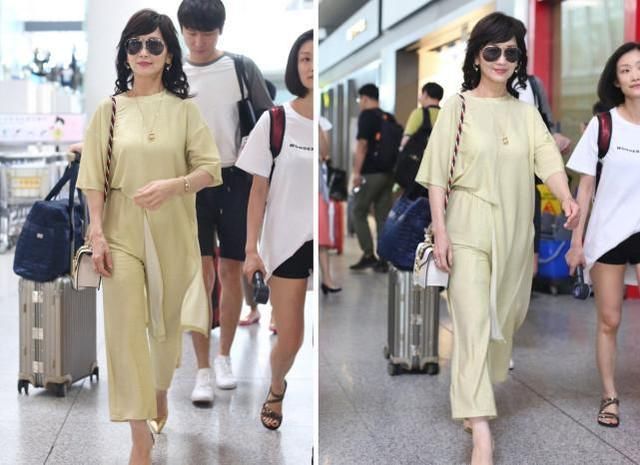 赵雅芝来了,穿蕾丝连衣裙魅力十足,感觉又年轻了!