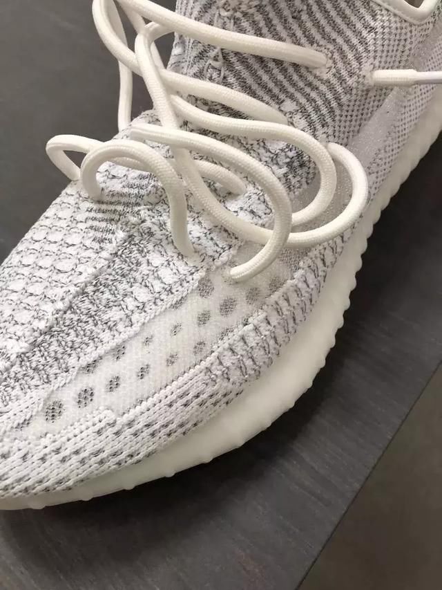 “行走的yeezy新品发布会”，卡戴珊的“Static” 抢先预览