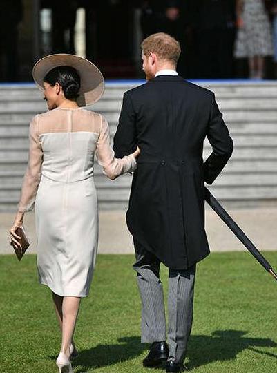 两个王妃的裙子不一样: 梅根王妃的过膝裙, 凯特王妃的露膝裙