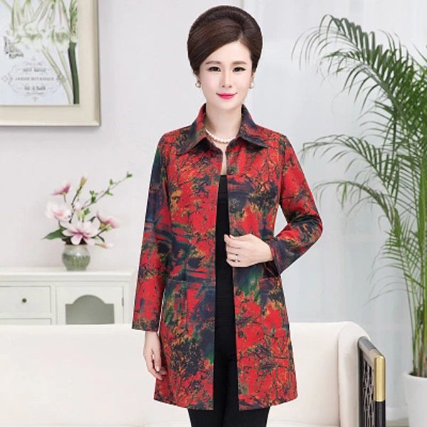 还没有到60，别穿妈妈装!洋气又耐看的“减龄装”，美嫩像朵花