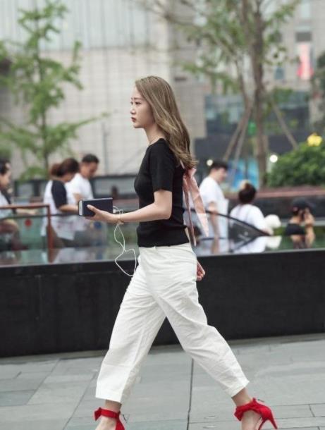  #魅力四射#吊带上衣的小姐姐，魅力四射，散发出不一样的品味