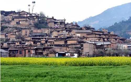 云南古老的彝族村落，至今夜不闭户，因为家家相连、户户相通