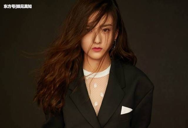 38岁张柏芝和20岁宋祖儿同穿西装，网友:这差距可没有18岁