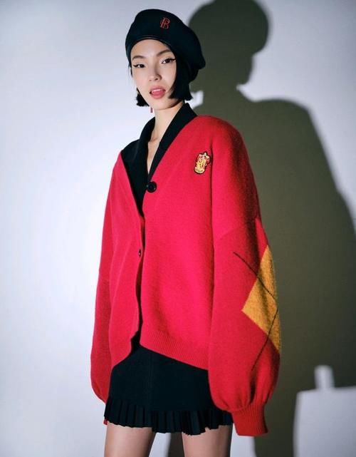  不失@国模雎晓雯太长脸了，时装周复古妆容搭透视连衣裙，优雅不失贵气