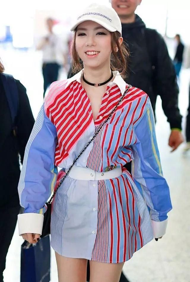 邓紫棋的最新机场秀，脱下皮裤后变牛仔风，网友:破洞是新爱好?