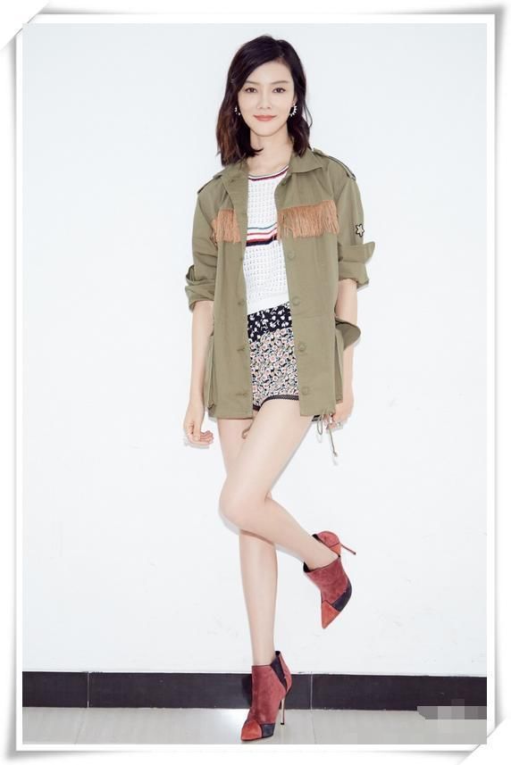 36岁车晓素颜现机场，孤身一人无人识，网友：昔日阔太变路人！