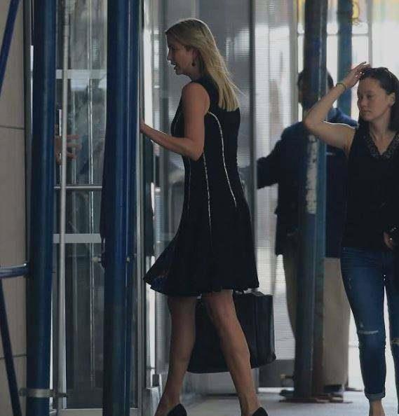 伊万卡高跟黑裙出行，性感又时尚，两大保镖紧随其后贴身保护