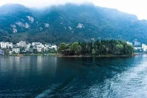 这个湖与邛海、泸沽湖齐名，是四川第三大天然高原湖泊