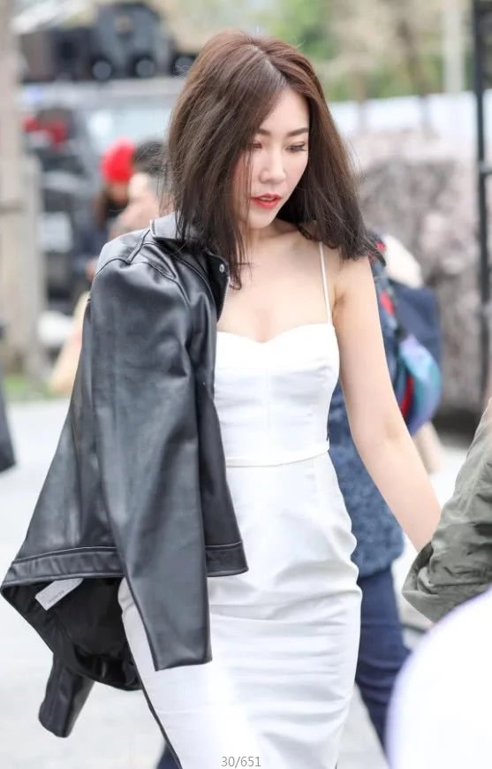 身材惹火小姐姐，紧身吊带长裙圆润丰满，展示出的诱人曲线更加确