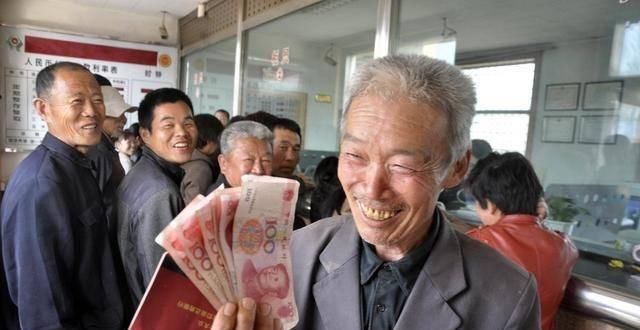 「补贴」在农村，家有这个小本本的农民能领钱，每年好几千