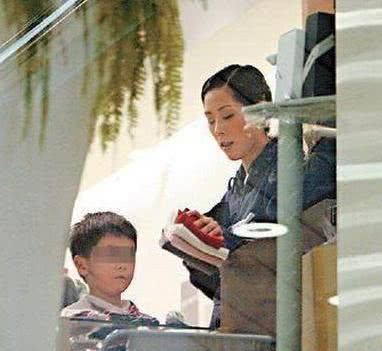  「活佛」53岁香港女歌手再度宣布退圈，曾和活佛秘密产子让曾志伟背锅