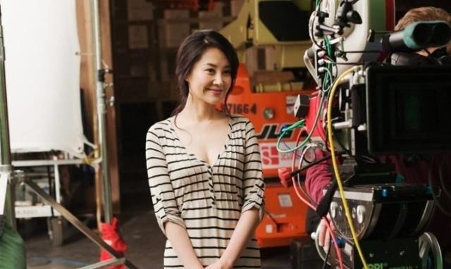 许晴身穿短裤，大长腿实在是太迷人了，网友:完全不像50岁的人