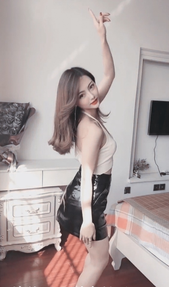 【女王】高挑美女穿黑色皮裙,配上高跟凉鞋,秀出女王的风格