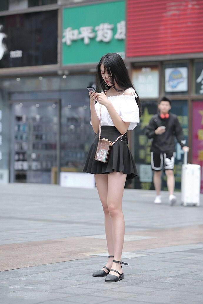 武汉街拍: 连衣裙尽显凹凸身材, 性感迷人展现御姐风范