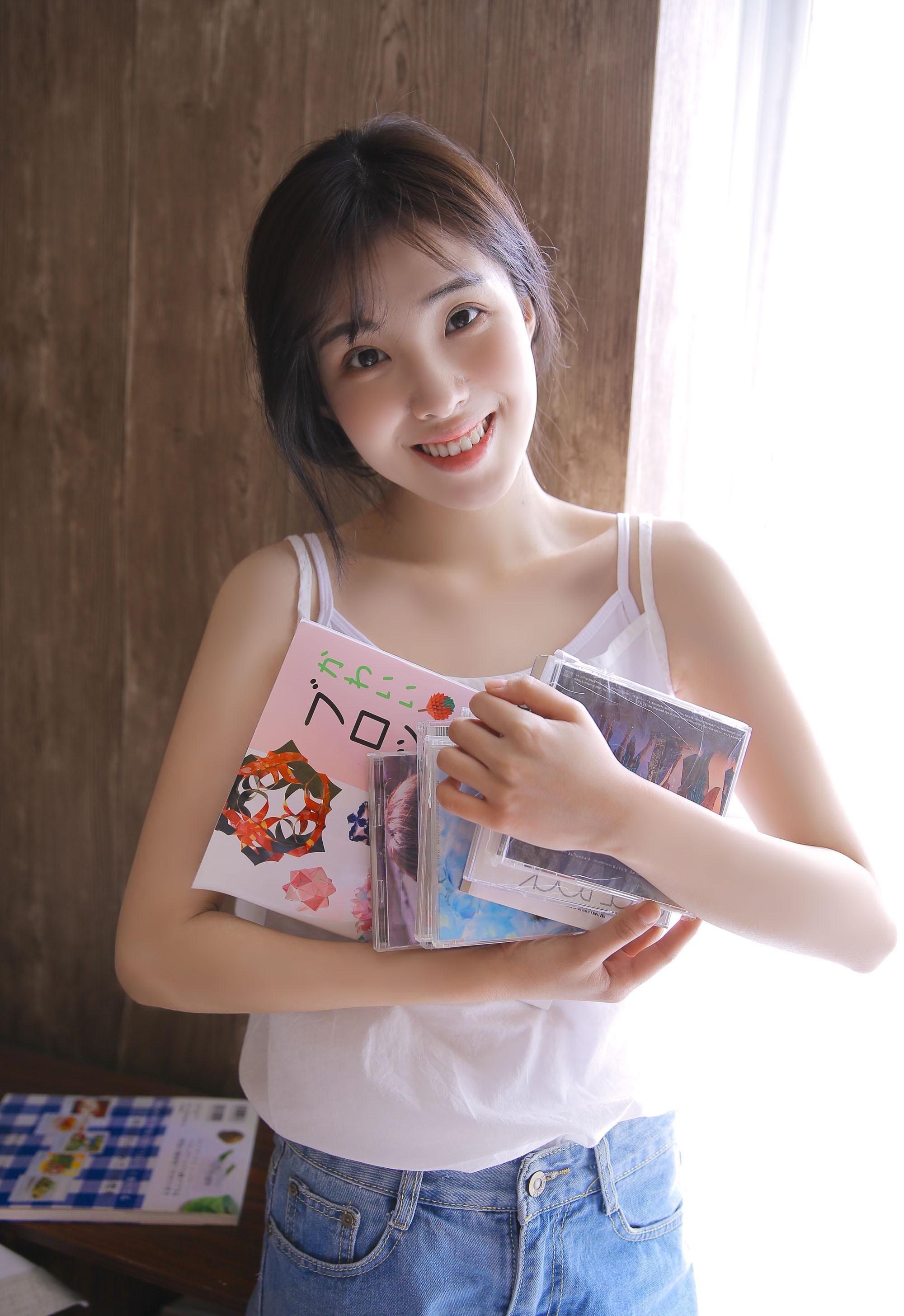 纯爱少女性感背心衬衣诱惑养眼图片