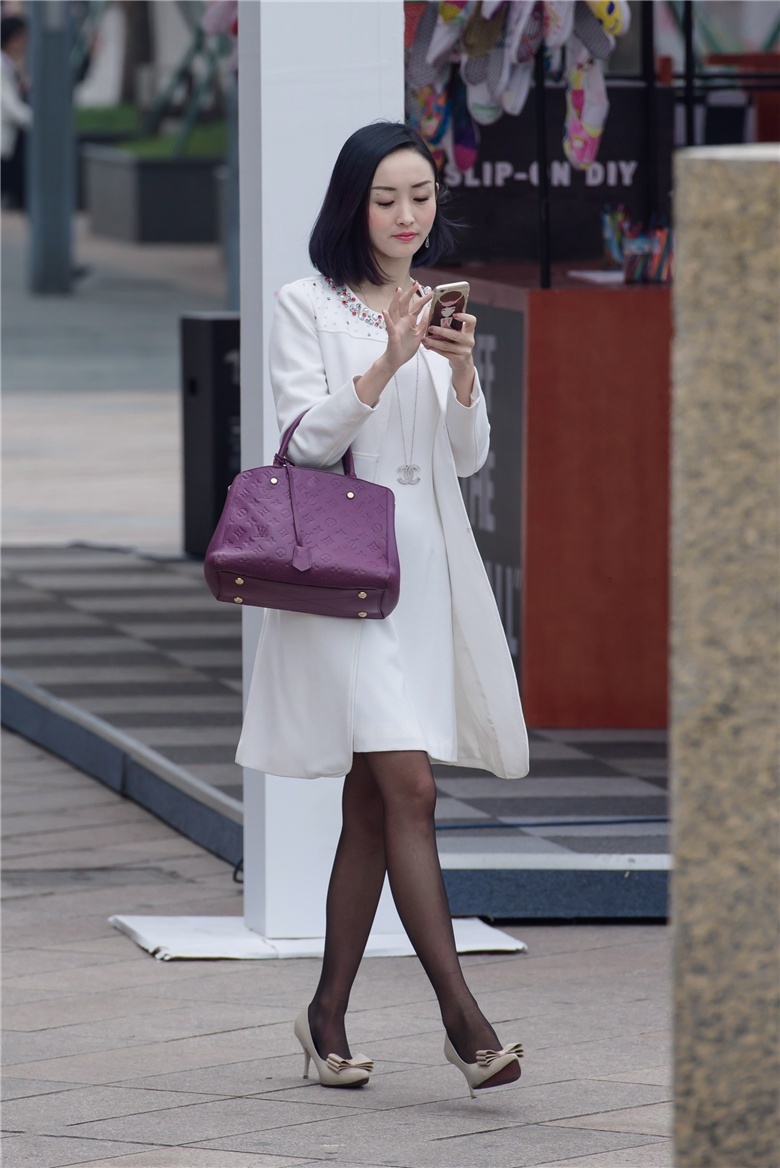 气质高雅的黑丝魅力妇人，婉如一朵白玉兰