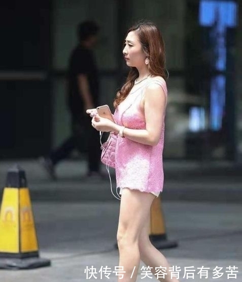 「美女」街拍:阔腿裤搭配黑色吊带衫,美女身材苗条有致,让人无法遗忘