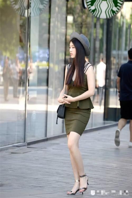 展现|墨绿色紧身裙搭配一字带细跟鞋,身材好的姑娘就是会穿,展现气质
