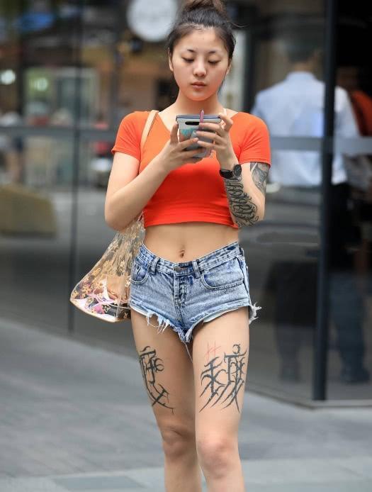 艳丽小姐姐鲜艳穿搭展现丰满浑圆的曲线，美腿上的纹身很有看头