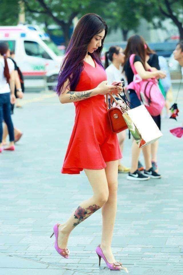 街拍：看了千万张街拍, 现在一看照片就知道美女在想什么!