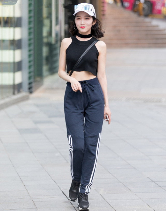 街拍：燥热的夏日最适合清爽怡人的穿搭，街头小姐姐最有发言权！