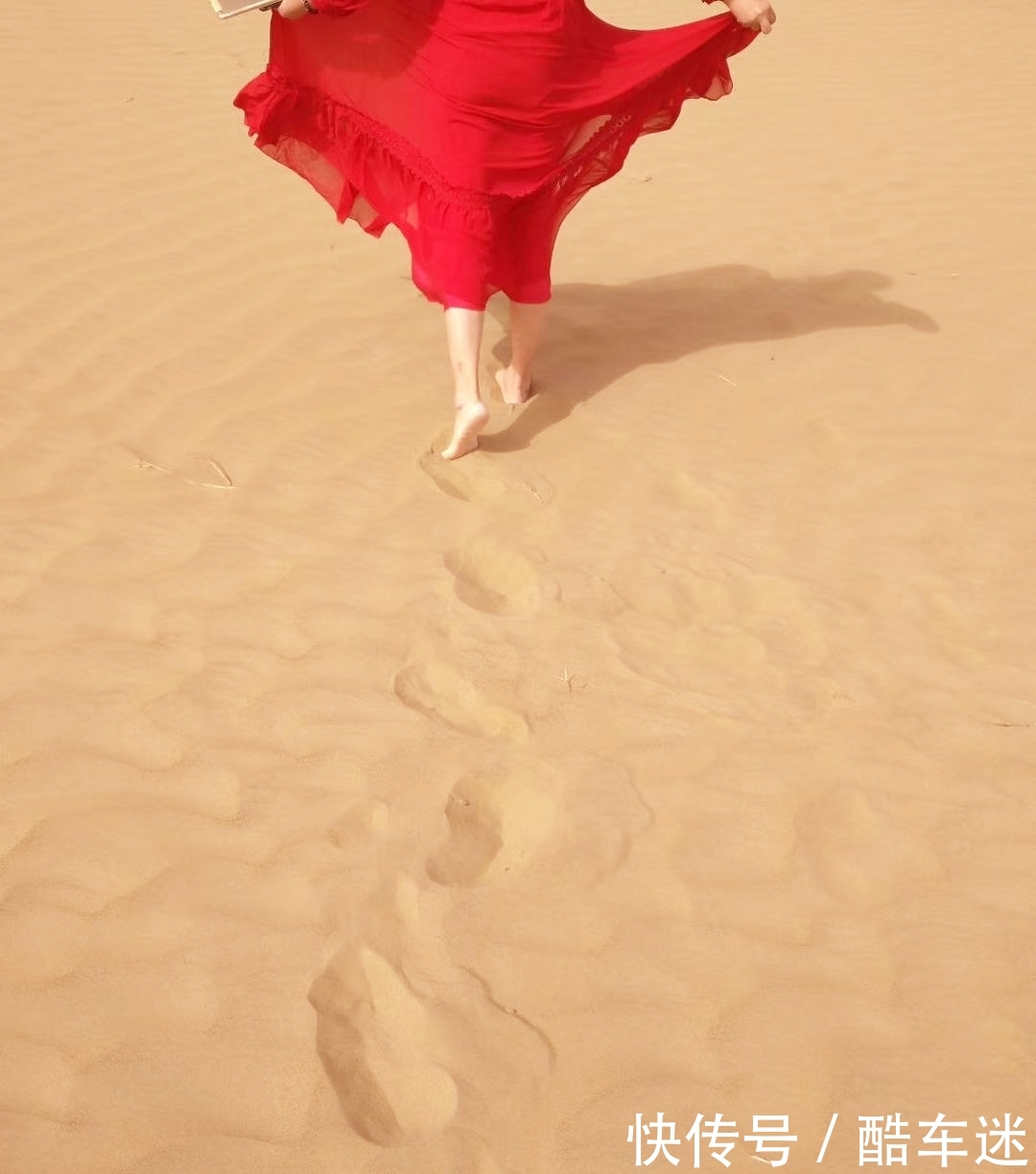 在330000平方公里的塔克拉玛干沙漠中，任裙飘扬，随风起舞