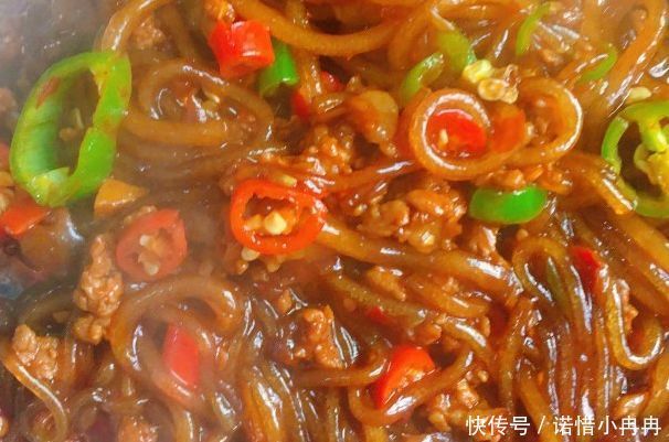 「分明」炒粉条时,焯水后直接炒是大错多加1步,粉条根根分明,不粘锅