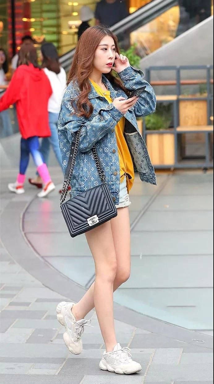 东莞美女街拍 热裤美女 超长的美腿