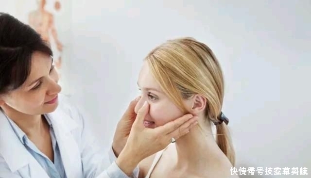  『黑头和粉刺』鼻子里面挤出来“白色小芝麻”，越挤越畅快？劝你别乱挤了