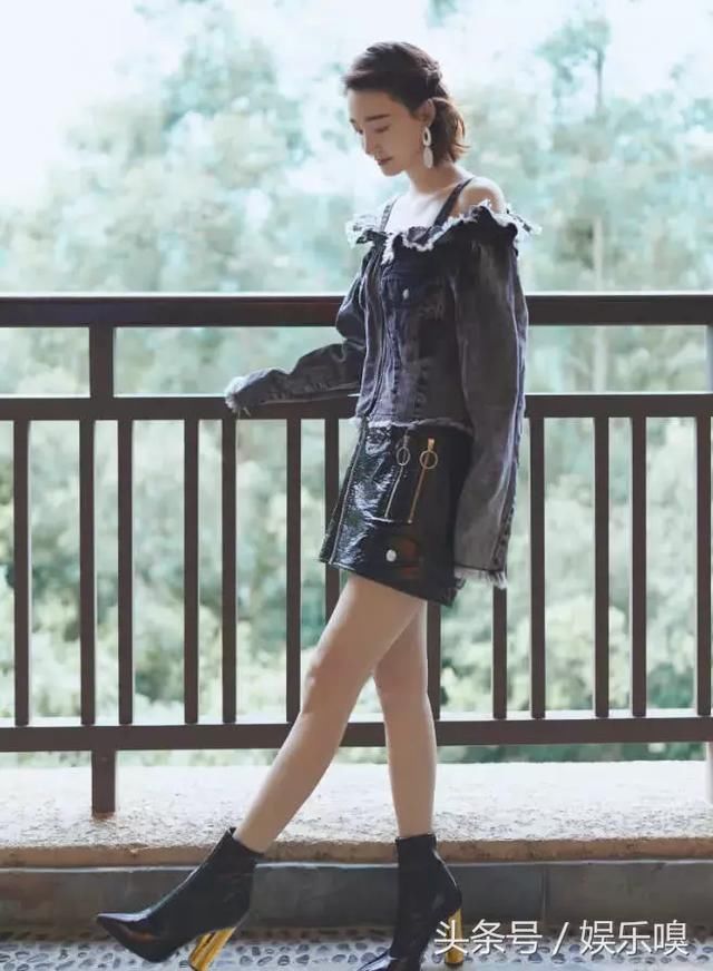 王丽坤鞋子都不会穿了，中筒靴非要弄成板鞋，这腿除了瘦就是瘦！