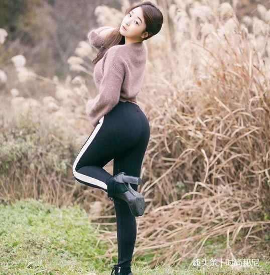 气质纯美的紧身裤美女，充满青春时尚，衬托纤长腿部线条！