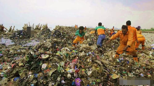 世界上最脏的河流，水面上布满垃圾，却不是印度恒河