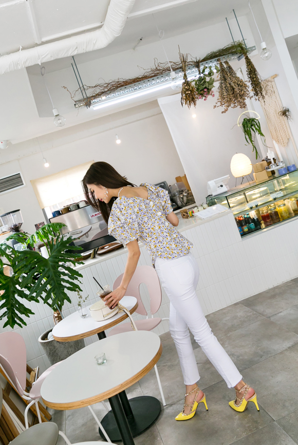 女神孙允珠，月牙夏葵小碎花冰点灯笼袖衫