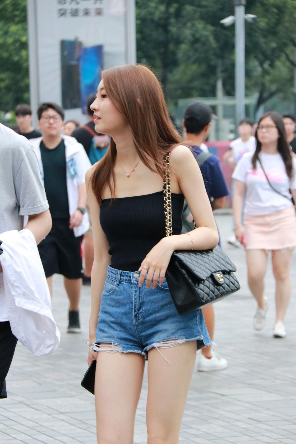 街拍美图 亮眼的简洁穿搭参考 图三的美女秀出的身材给满分不为过