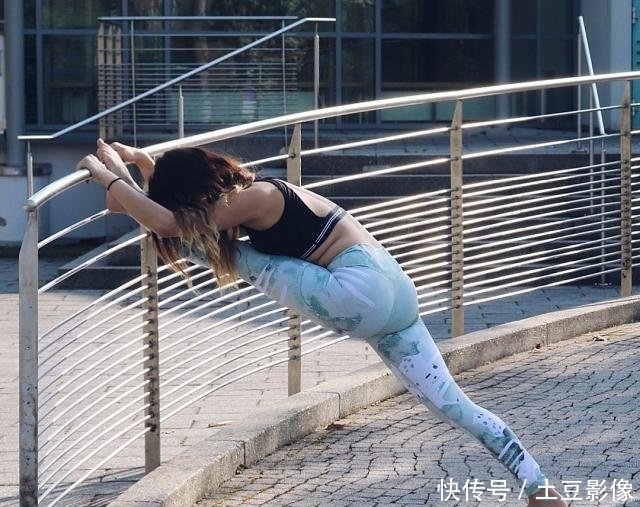 强大:看起来休闲显瘦,展现运动女孩强大气场,何穗穿紧身T恤配运动裤