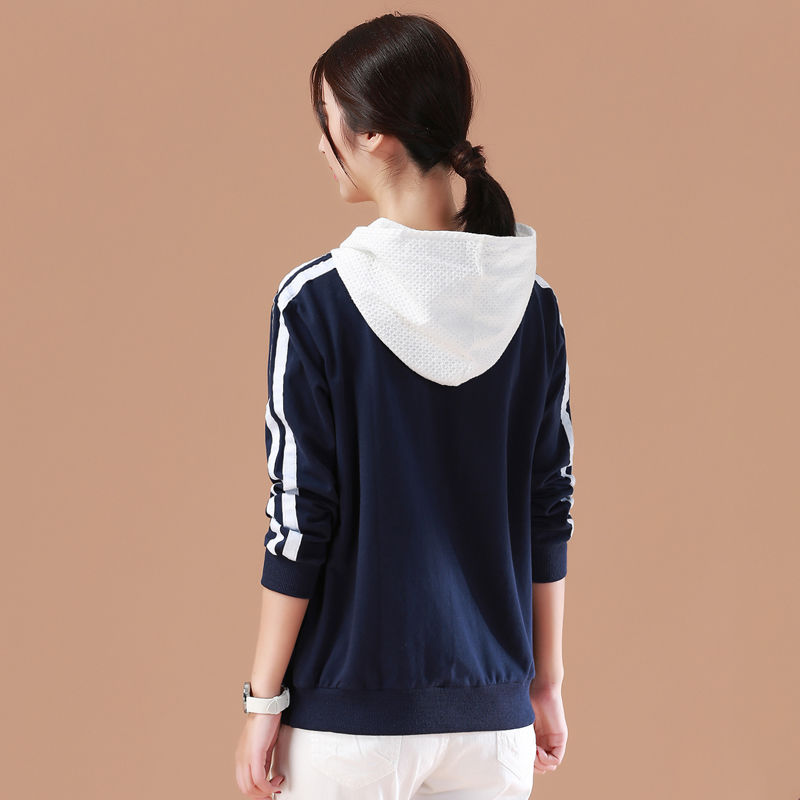 女人再漂亮，也别穿黑底裤，学下面这些女人穿卫衣+套装，忒美嫩