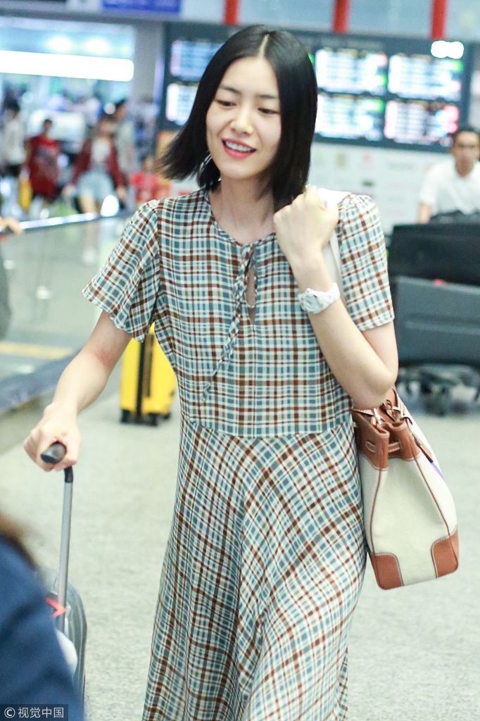 刘雯hold格子裙穿越成80年代大学生 撩发露酒窝气质清新脱俗